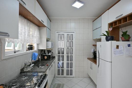 Cozinha de casa de condomínio à venda com 3 quartos, 156m² em Jardim Monte Kemel, São Paulo