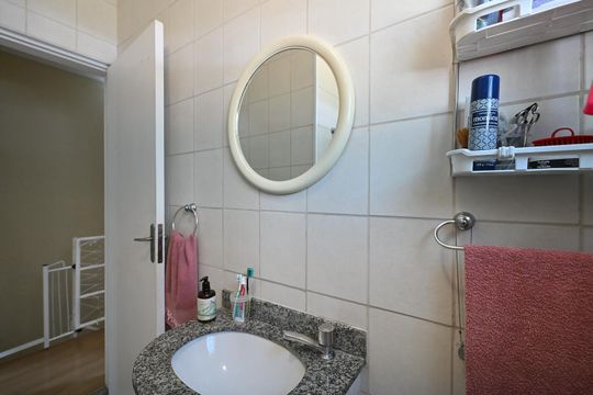 Banheiro de casa de condomínio à venda com 3 quartos, 156m² em Jardim Monte Kemel, São Paulo