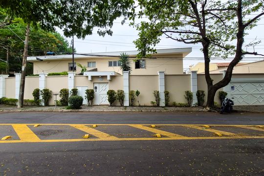 Fachada de casa à venda com 4 quartos, 560m² em Vila Sonia, São Paulo