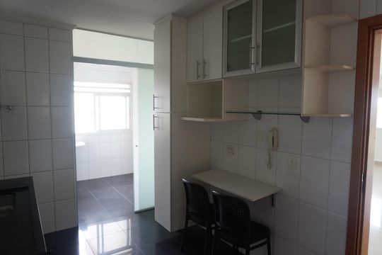 Cozinha de apartamento para alugar com 1 quarto, 113m² em Tamboré, Santana de Parnaíba
