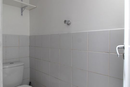 Banheiro de Serviço de casa para alugar com 2 quartos, 144m² em Vila Nova Conceição, São Paulo