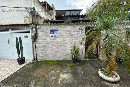 Fachada + placa de casa de condomínio à venda com 2 quartos, 65m² em Realengo, Rio de Janeiro