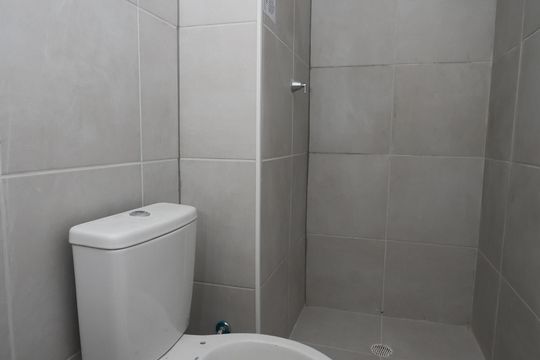 Banheiro de kitnet/studio para alugar com 2 quartos, 36m² em Vila Andrade, São Paulo