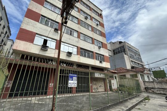 Fachada + placa de apartamento para alugar com 3 quartos, 95m² em Cascadura, Rio de Janeiro