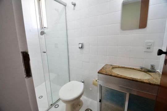 Banheiro de apartamento para alugar com 1 quarto, 59m² em Cambuí, Campinas