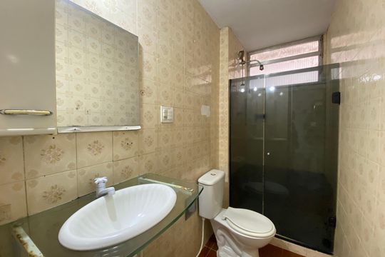 Banheiro de apartamento para alugar com 2 quartos, 47m² em Tomás Coelho, Rio de Janeiro