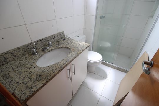 Banheiro da suíte de apartamento para alugar com 3 quartos, 75m² em Barra da Tijuca, Rio de Janeiro
