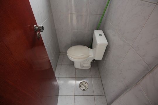 Banheiro de serviço de apartamento para alugar com 3 quartos, 91m² em Boqueirão, Santos