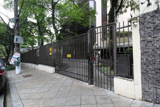 Fachada de apartamento para alugar com 3 quartos, 155m² em Indianópolis, São Paulo