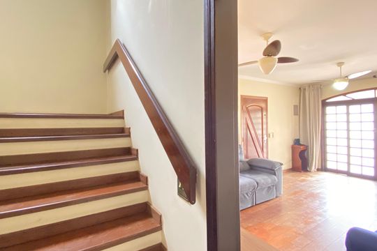 Escada de casa à venda com 3 quartos, 292m² em Jaguaribe, Osasco