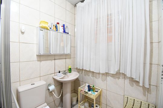 Banheiro da Suíte de casa à venda com 3 quartos, 55m² em Cidade Industrial de Curitiba, Curitiba