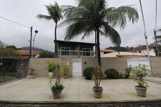 Fachada de casa à venda com 4 quartos, 400m² em Jacarepaguá, Rio de Janeiro