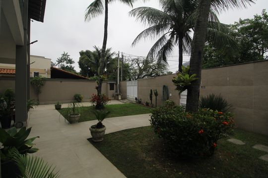 Frente de casa à venda com 4 quartos, 400m² em Jacarepaguá, Rio de Janeiro