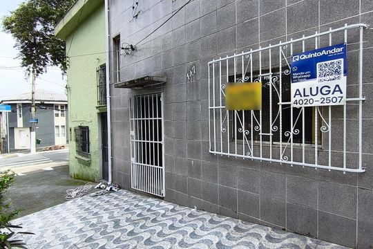 Fachada + Plaquinha de casa para alugar com 2 quartos, 85m² em Jardim da Gloria, São Paulo
