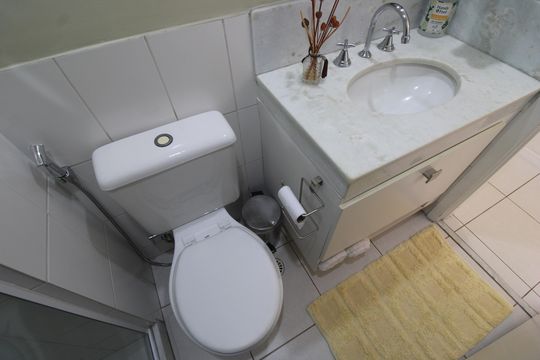 Banheiro social de apartamento para alugar com 3 quartos, 83m² em Barra Olímpica, Rio de Janeiro