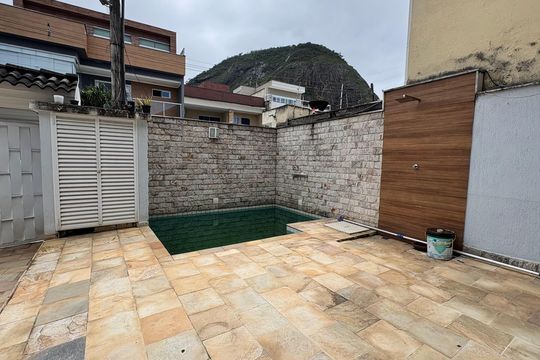 Casa à venda com 3 quartos, 189m² em Vargem Pequena, Rio de Janeiro