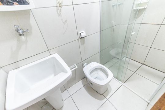 Banheiro de kitnet/studio para alugar com 1 quarto, 17m² em Brás, São Paulo