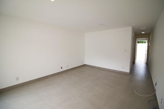 Sala de casa à venda com 2 quartos, 120m² em Curicica, Rio de Janeiro