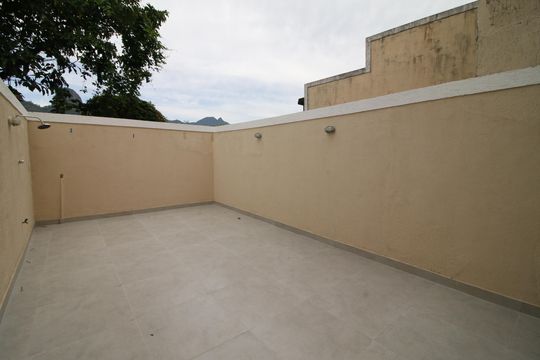 Quintal  de casa à venda com 2 quartos, 120m² em Curicica, Rio de Janeiro