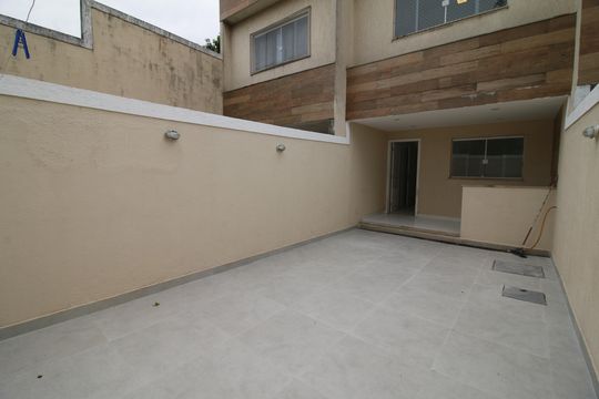 Quintal  de casa à venda com 2 quartos, 120m² em Curicica, Rio de Janeiro