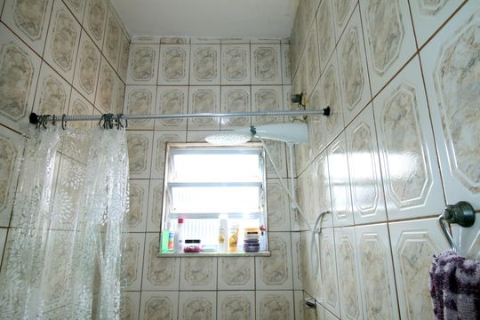 Banheiro de casa para alugar com 1 quarto, 32m² em Jardim América, Rio de Janeiro