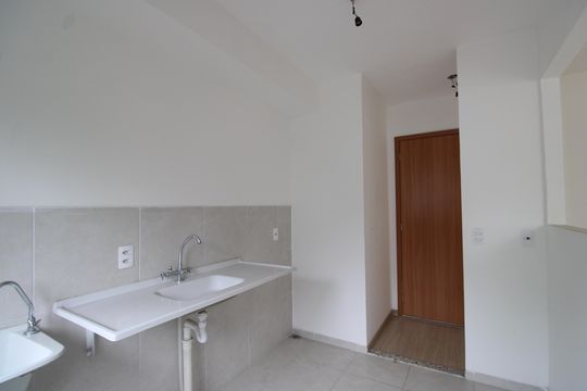 Cozinha de apartamento para alugar com 2 quartos, 49m² em Taquara, Rio de Janeiro