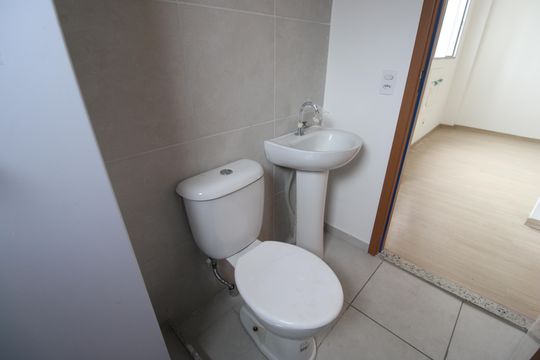 Banheiro de apartamento para alugar com 2 quartos, 49m² em Taquara, Rio de Janeiro