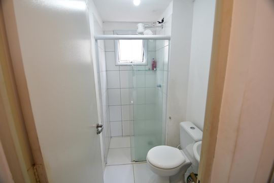 Banheiro de apartamento à venda com 2 quartos, 46m² em Residencial Real Parque, Sumaré