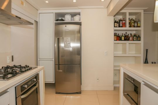 Cozinha de apartamento à venda com 2 quartos, 101m² em Vila Romana, São Paulo