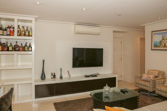 Sala e Sacada de apartamento à venda com 2 quartos, 101m² em Vila Romana, São Paulo