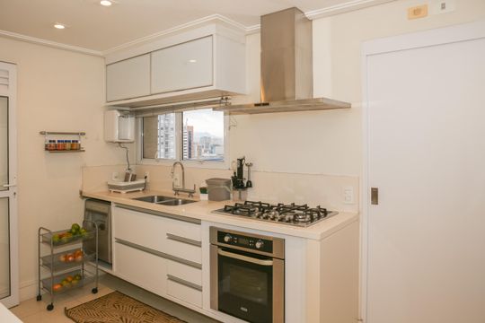 Cozinha de apartamento à venda com 2 quartos, 101m² em Vila Romana, São Paulo