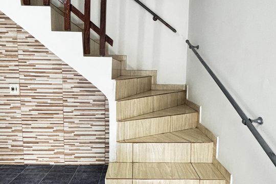 Escada de casa para alugar com 2 quartos, 81m² em Parque Novo Oratório, Santo André