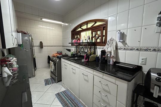 Cozinha de casa de condomínio para alugar com 3 quartos, 166m² em Vila Valqueire, Rio de Janeiro