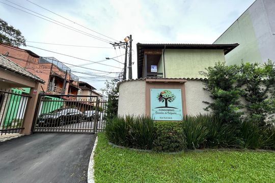 Fachada e portaria de casa de condomínio para alugar com 3 quartos, 166m² em Vila Valqueire, Rio de Janeiro