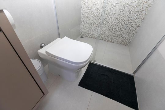 BANHEIRO SUITE Nº 1 de casa de condomínio à venda com 3 quartos, 504m² em Bairro das Palmeiras, Campinas