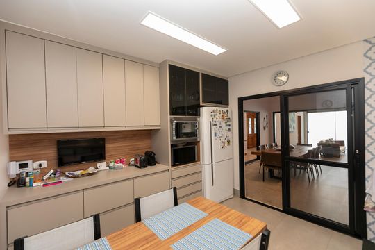 COZINHA de casa de condomínio à venda com 3 quartos, 504m² em Bairro das Palmeiras, Campinas
