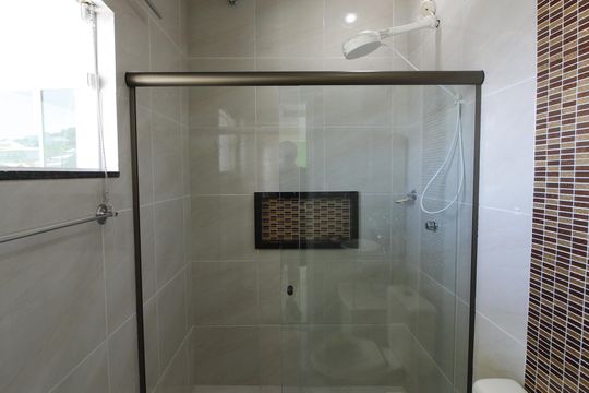 Banheiro 1 de casa de condomínio para alugar com 2 quartos, 120m² em Dunas do Peró, Cabo Frio