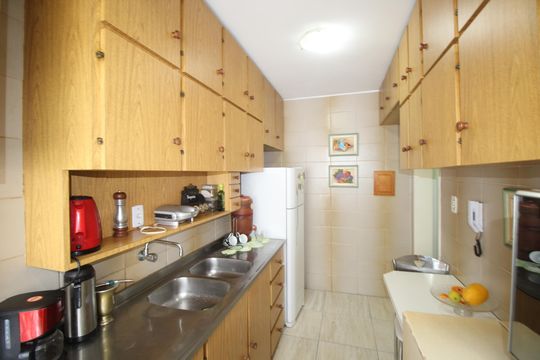 Cozinha de apartamento à venda com 2 quartos, 85m² em Vila Ipiranga, Porto Alegre