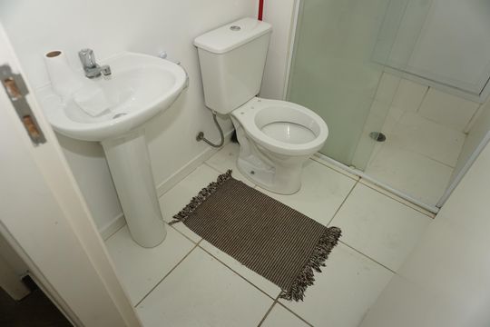 Banheiro de apartamento para alugar com 2 quartos, 82m² em Jardim Branca Flor, Embu das Artes