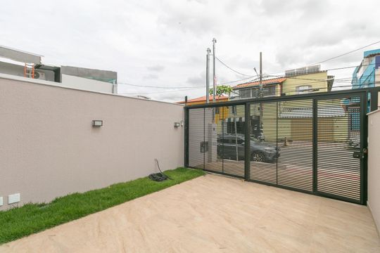 Casa à venda com 3 quartos, 165m² em Planalto, Belo Horizonte