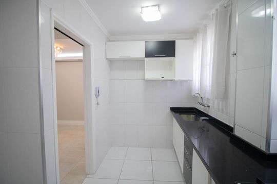 Cozinha e Área de serviço de apartamento à venda com 2 quartos, 57m² em Vila Bandeirantes, São Paulo
