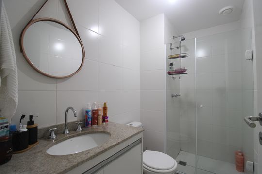 Banheiro social de apartamento para alugar com 3 quartos, 78m² em Barra Olímpica, Rio de Janeiro