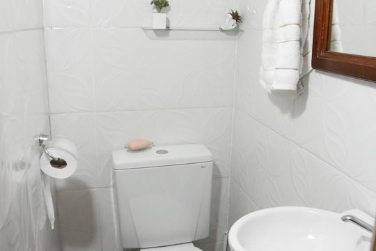 Banheiro de casa para alugar com 1 quarto, 160m² em Jardim Ernestina, São Paulo