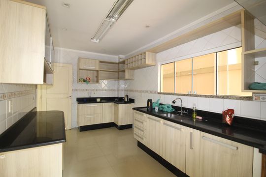 Cozinha de casa de condomínio para alugar com 4 quartos, 475m² em Jacarepaguá, Rio de Janeiro
