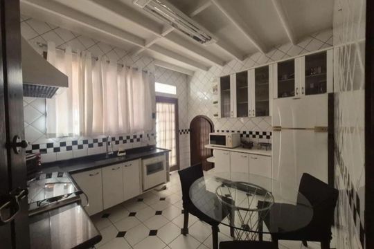 Cozinha de casa à venda com 3 quartos, 350m² em Jardim Leonor, São Paulo