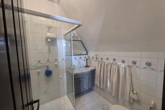 Banheiro  de casa à venda com 3 quartos, 350m² em Jardim Leonor, São Paulo