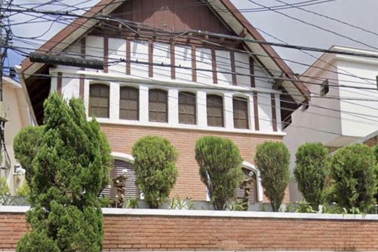 Fachada de casa à venda com 3 quartos, 350m² em Jardim Leonor, São Paulo