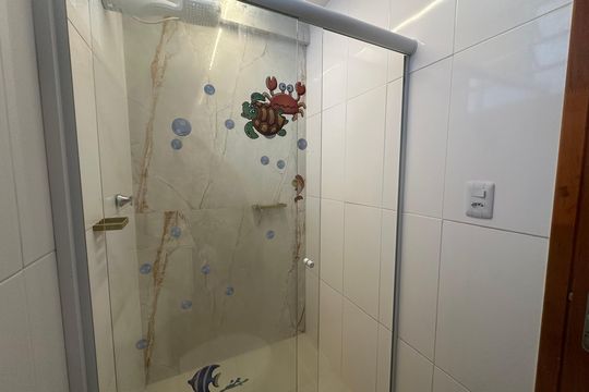 Banheiro da Suíte de apartamento para alugar com 2 quartos, 50m² em Centro, São Vicente
