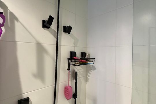 Banheiro de kitnet/studio à venda com 1 quarto, 28m² em República, São Paulo