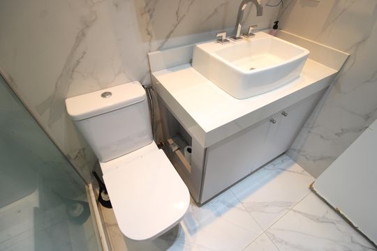 Banheiro da suíte de apartamento para alugar com 2 quartos, 103m² em Barra Olímpica, Rio de Janeiro